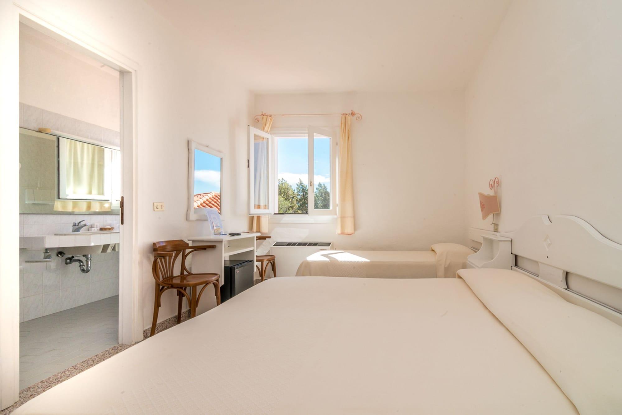 Hotel 3 Botti Baja Sardinia Exterior photo