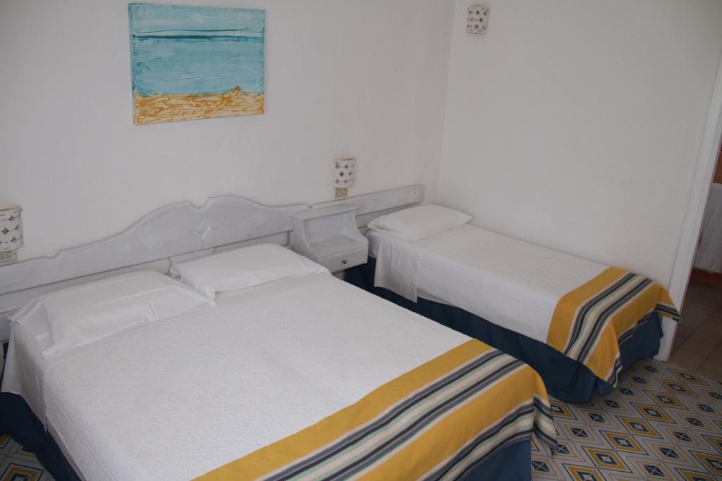 Hotel 3 Botti Baja Sardinia Exterior photo