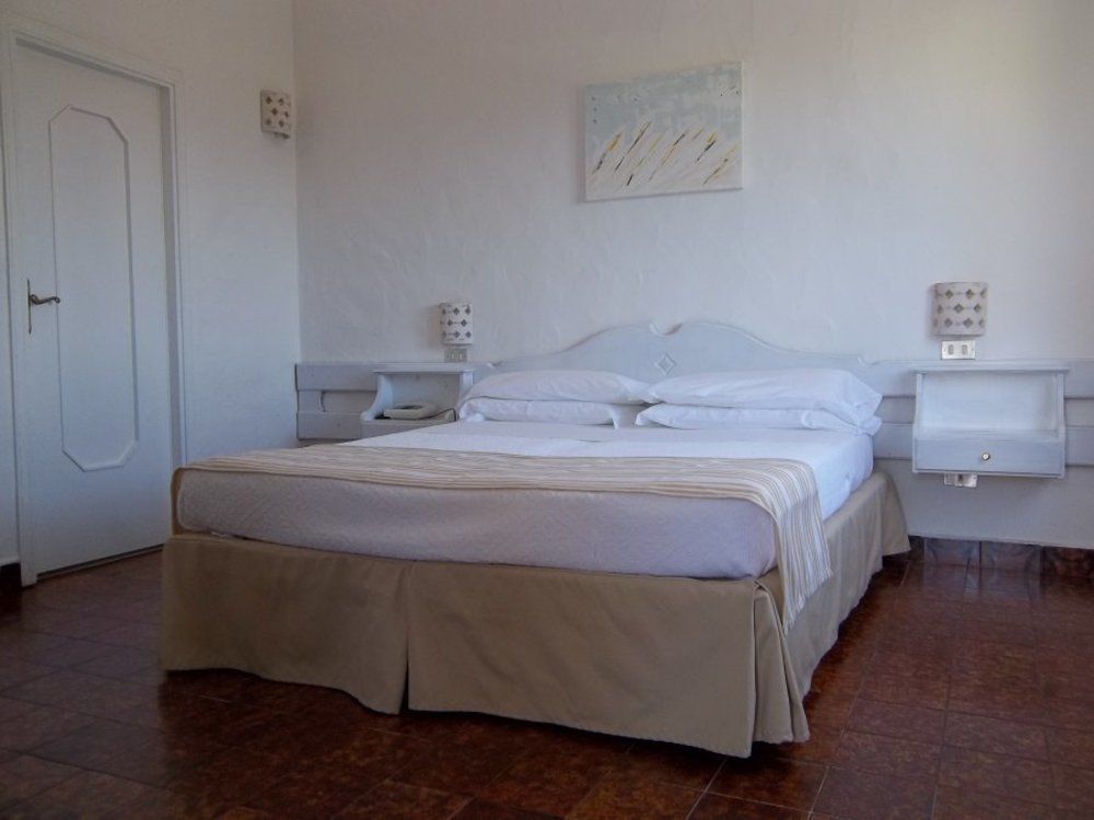Hotel 3 Botti Baja Sardinia Exterior photo